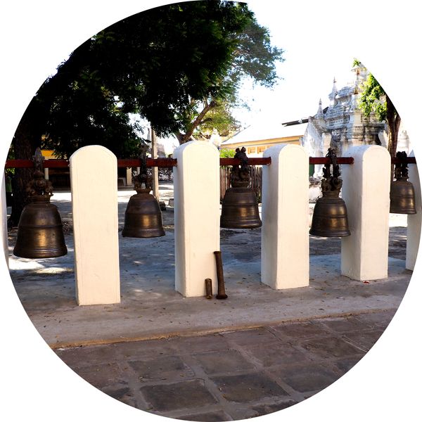 cloches à l'entrée ds la pagode, Nyaung U • Myanmar
